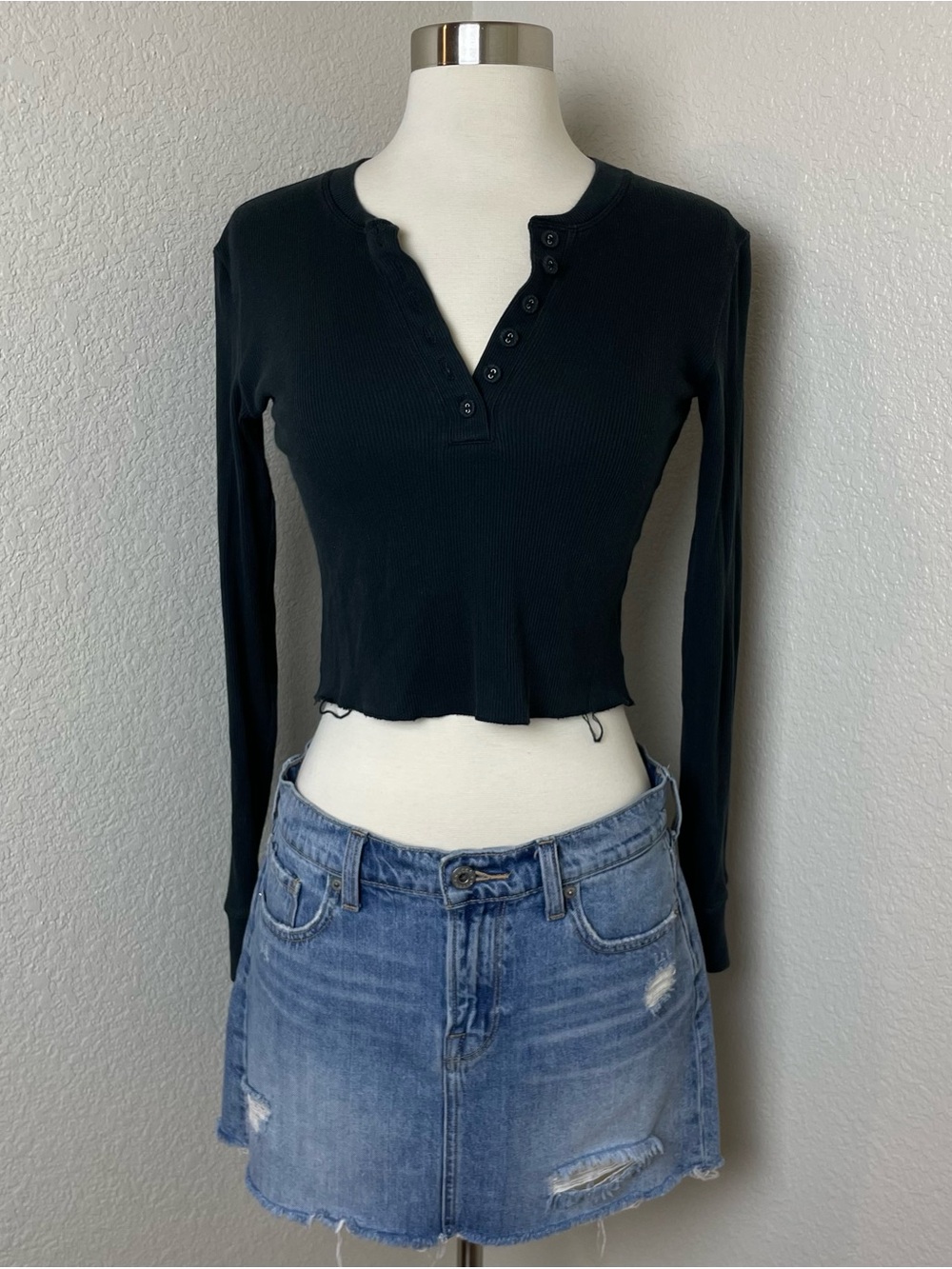 SKIMS Long Sleeve Crop Stretch Cotton Rib Henley - Black